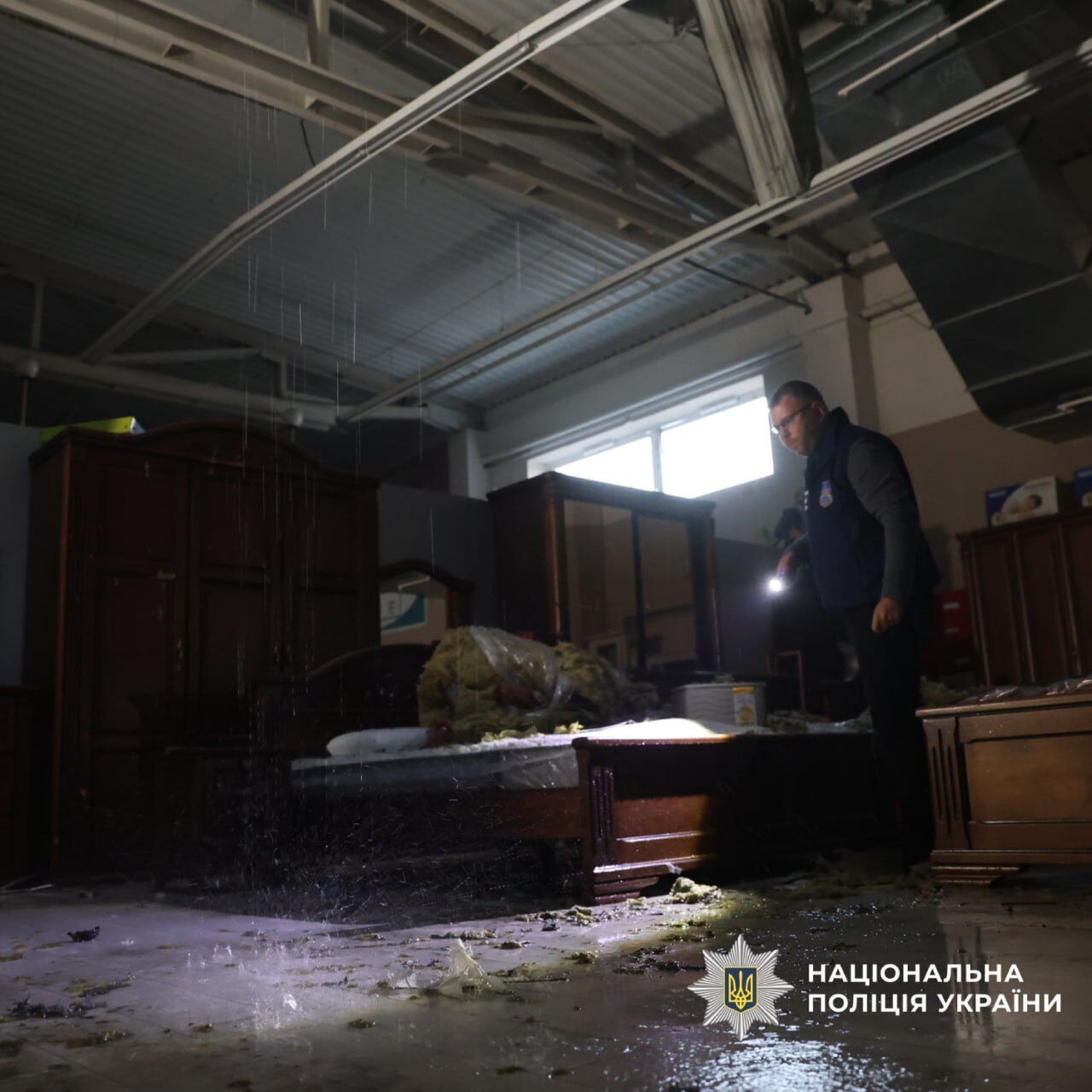 У Харкові ворожий дрон влучив у дах магазину: пошкоджено автобус, є постраждалі. Фото