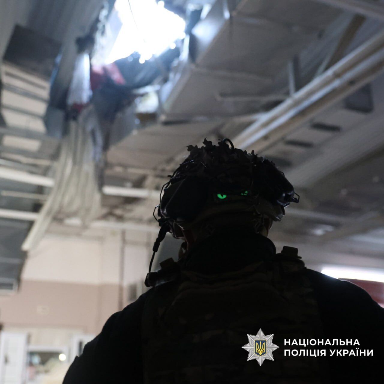 У Харкові ворожий дрон влучив у дах магазину: пошкоджено автобус, є постраждалі. Фото