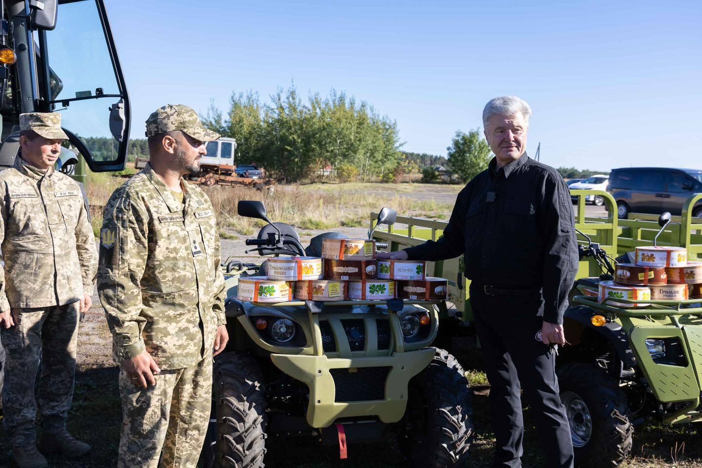 "Ні на мить не припиняємо допомогу ЗСУ": Порошенко в день народження привіз військовим чергову партію техніки