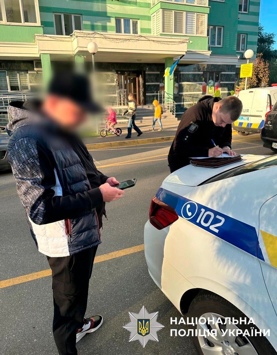 У Києві чоловік посеред вулиці побив собаку "у виховних цілях": на інцидент відреагувала поліція. Фото