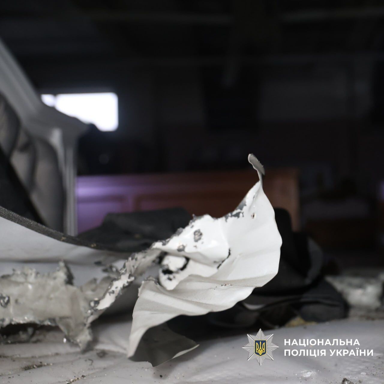 У Харкові ворожий дрон влучив у дах магазину: пошкоджено автобус, є постраждалі. Фото