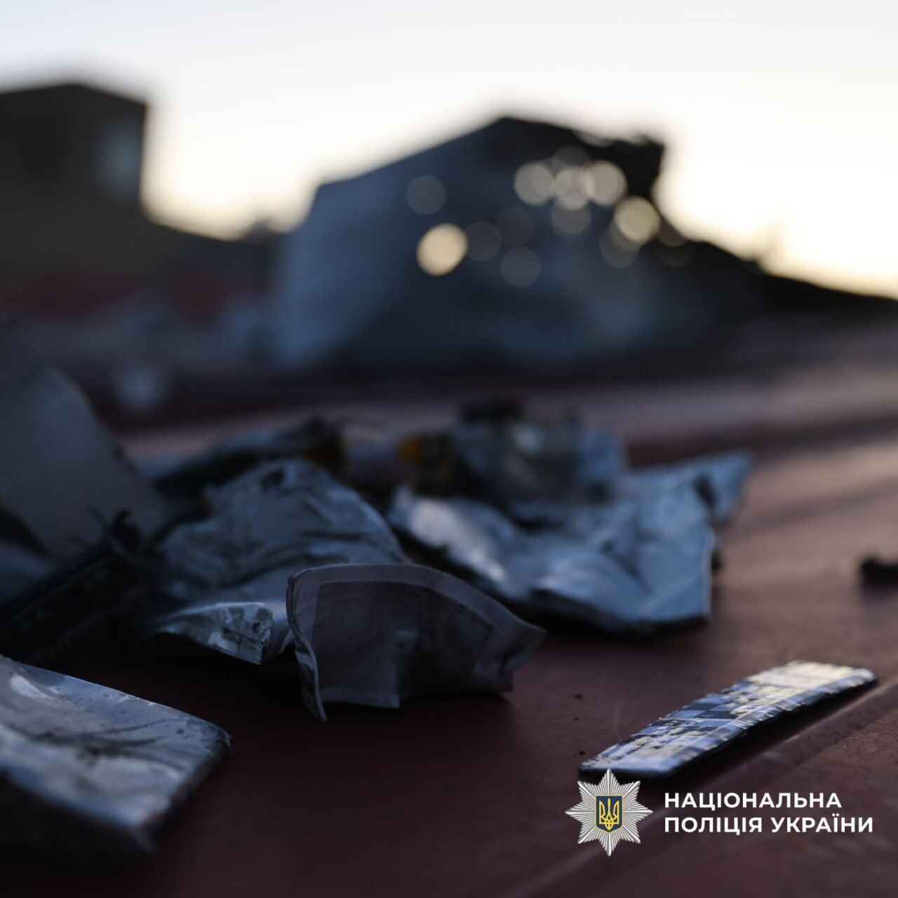 У Харкові ворожий дрон влучив у дах магазину: пошкоджено автобус, є постраждалі. Фото