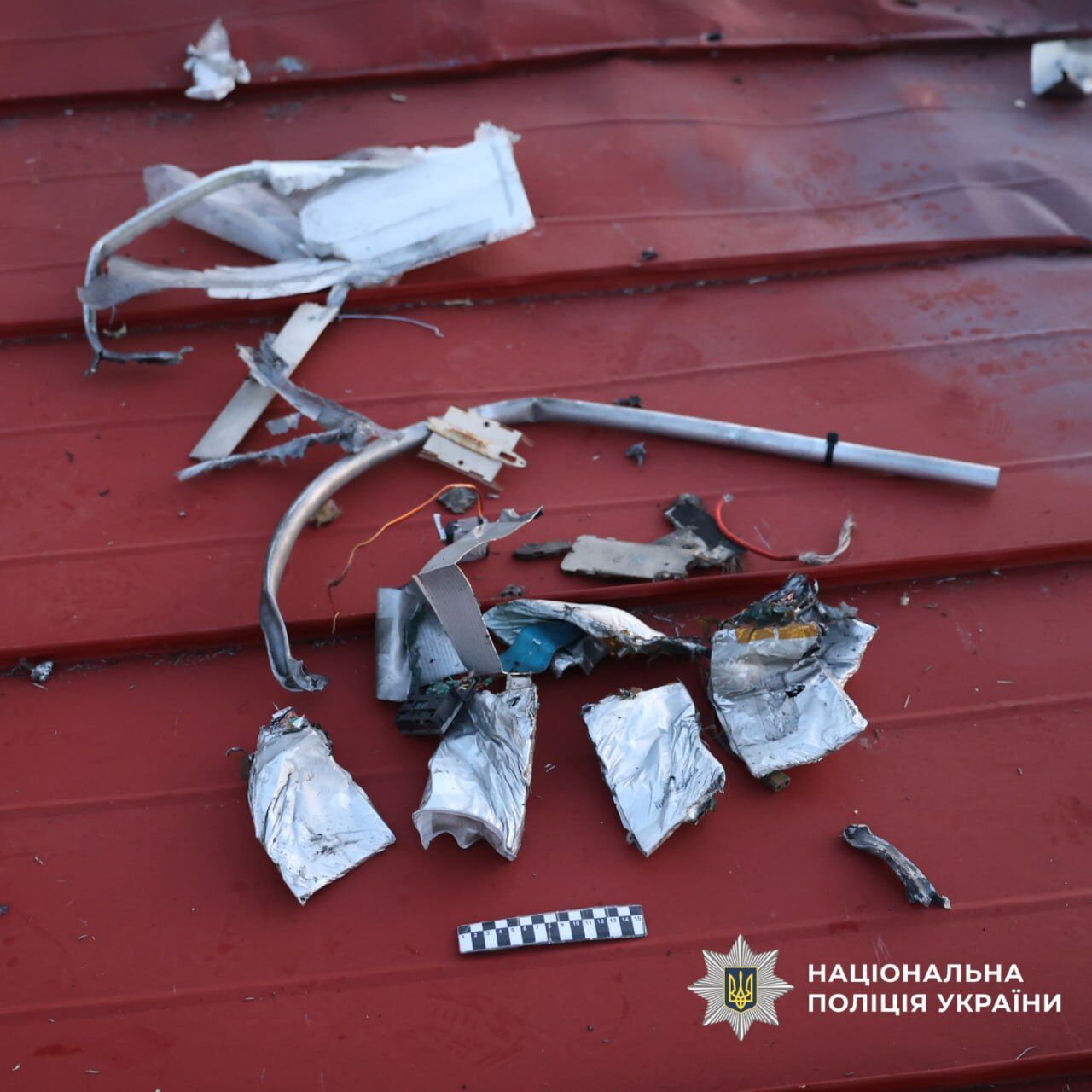 У Харкові ворожий дрон влучив у дах магазину: пошкоджено автобус, є постраждалі. Фото