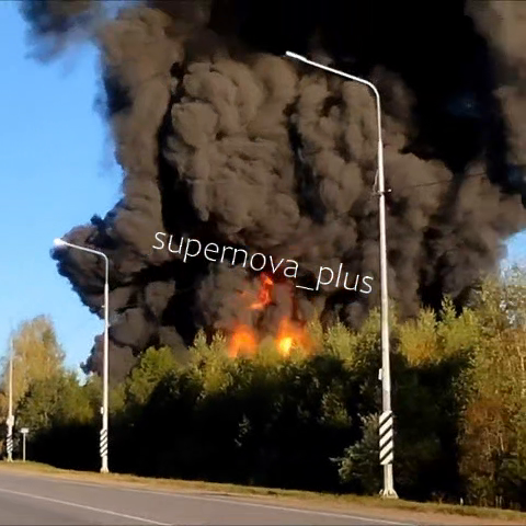 У Росії зійшли з рейок 18 вагонів із бензином, спалахнула потужна пожежа: валить чорний дим. Фото і відео