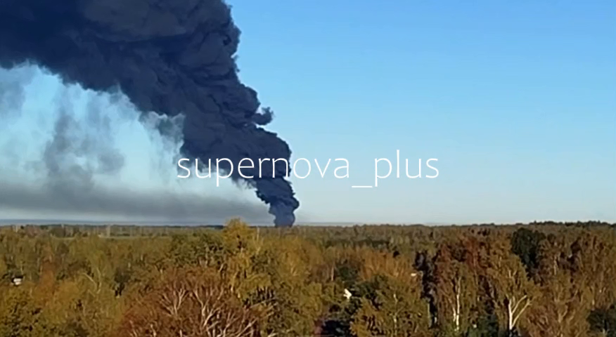 У Росії зійшли з рейок 18 вагонів із бензином, спалахнула потужна пожежа: валить чорний дим. Фото і відео
