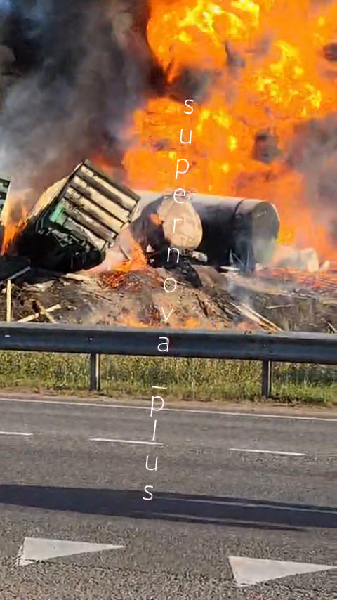 У Росії зійшли з рейок 18 вагонів із бензином, спалахнула потужна пожежа: валить чорний дим. Фото і відео