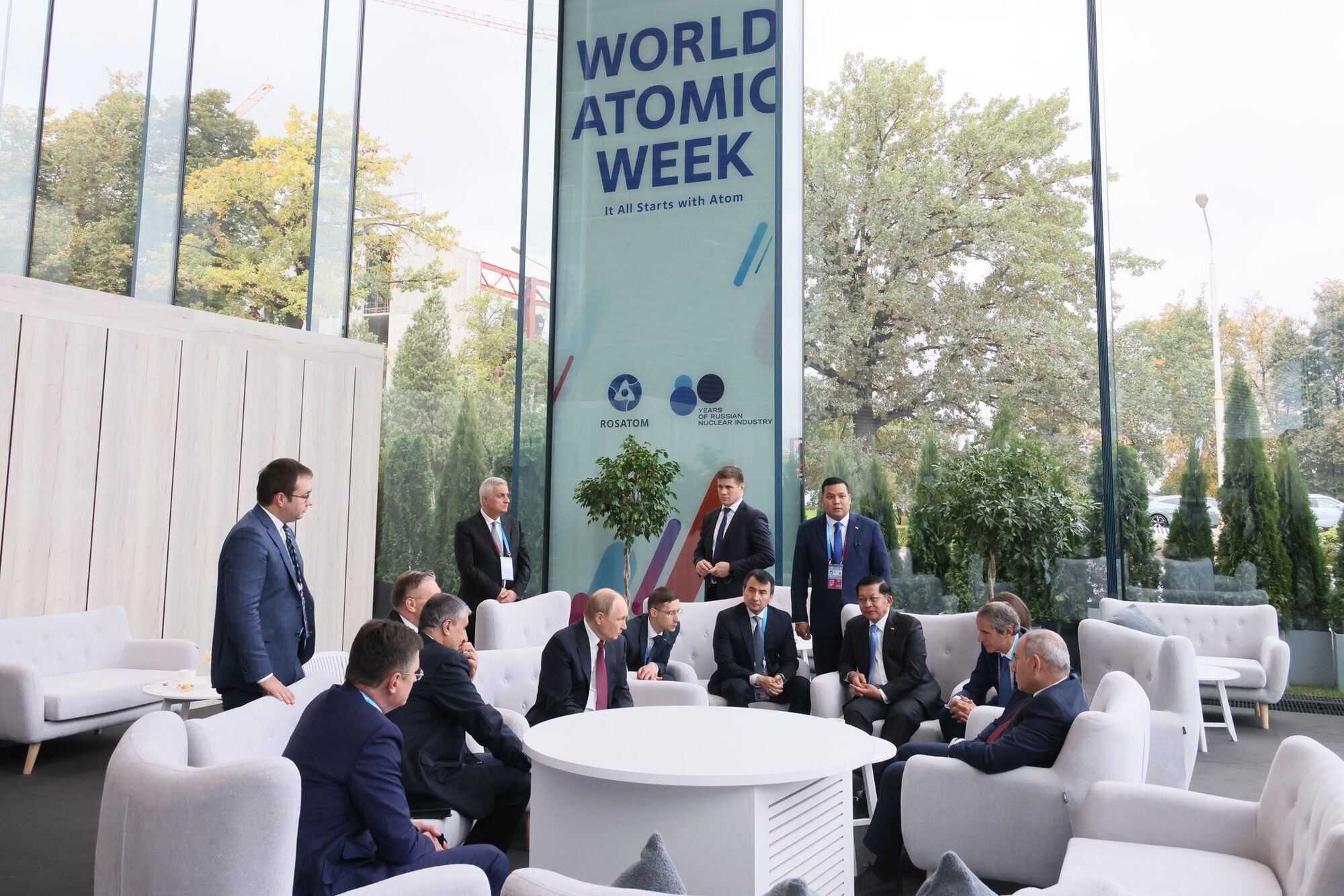 Гросси встретился с Путиным по случаю годовщины атомной промышленности РФ: в МИД Украины отреагировали