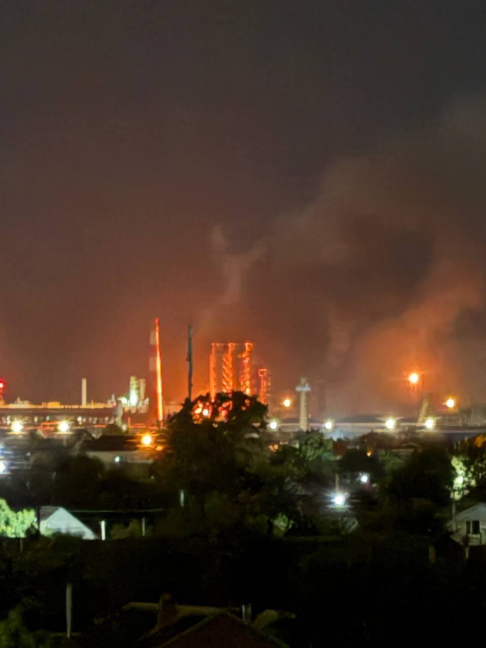 Дроны атаковали Афипский НПЗ, вспыхнул мощный пожар: российские власти говорят об "обломках". Фото и видео