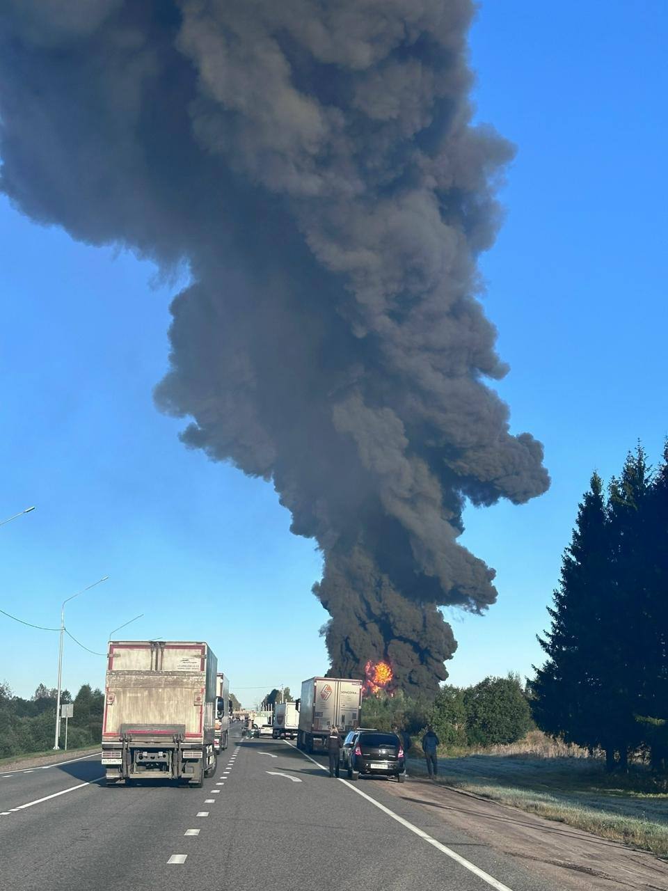 У Росії зійшли з рейок 18 вагонів із бензином, спалахнула потужна пожежа: валить чорний дим. Фото і відео