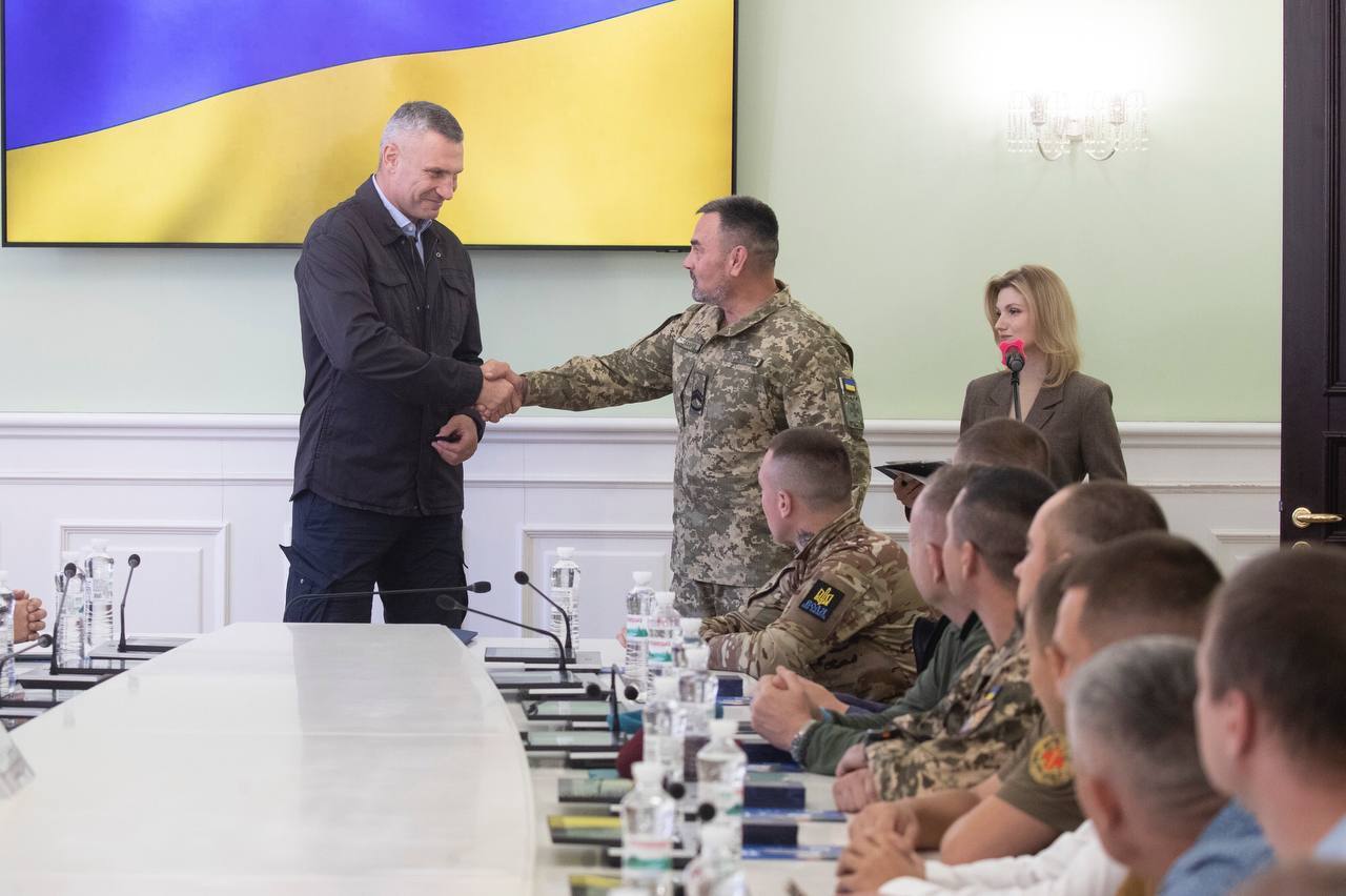 Кличко зустрівся зі військовими-киянами, які повернулися із полону РФ. Фото