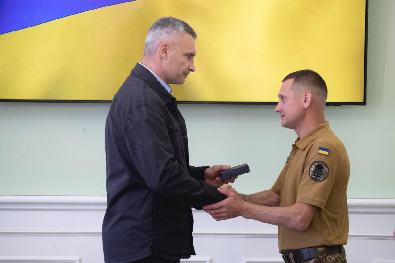 Кличко зустрівся зі військовими-киянами, які повернулися із полону РФ. Фото