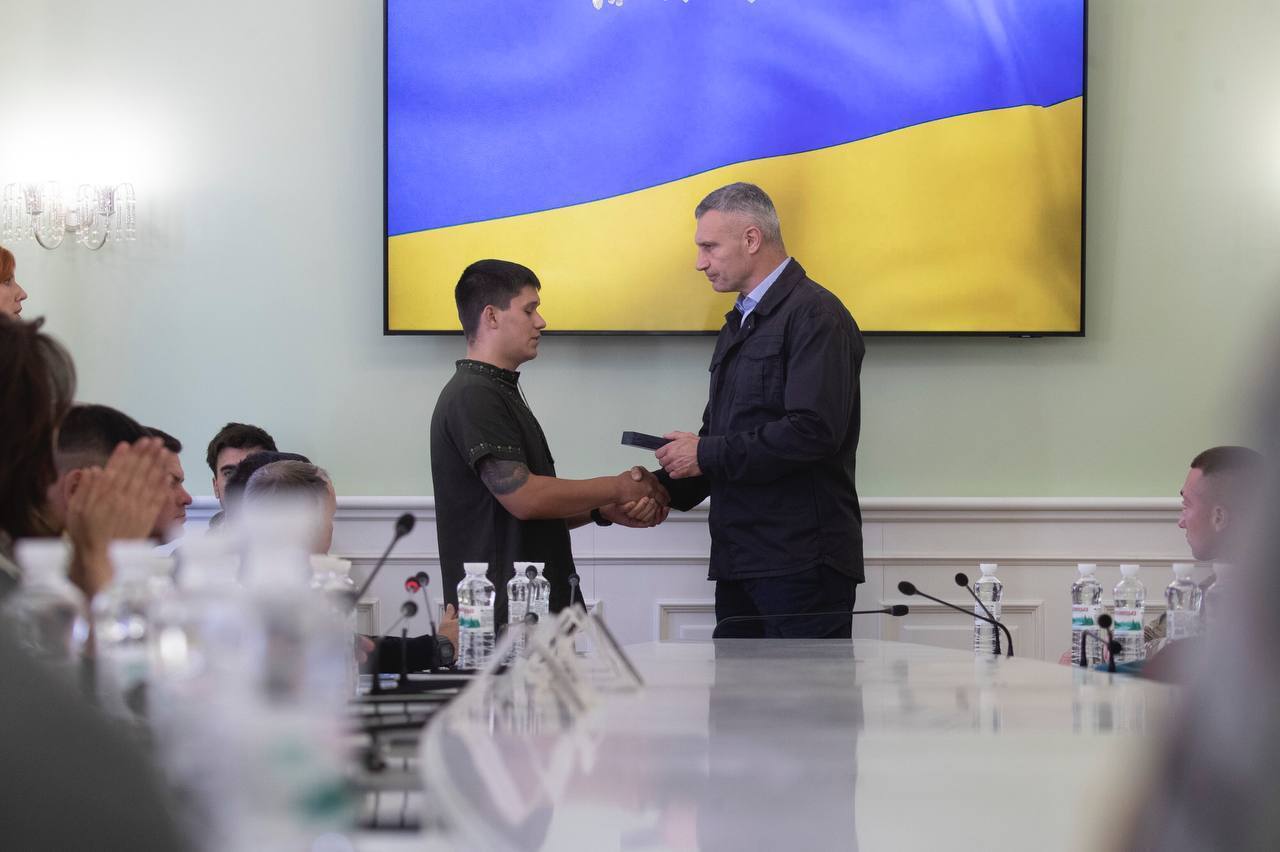 Кличко зустрівся зі військовими-киянами, які повернулися із полону РФ. Фото