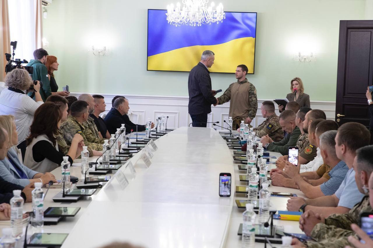 Кличко зустрівся зі військовими-киянами, які повернулися із полону РФ. Фото