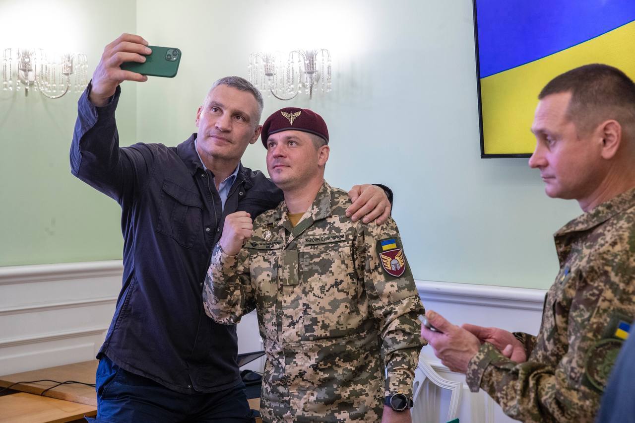 Кличко зустрівся зі військовими-киянами, які повернулися із полону РФ. Фото