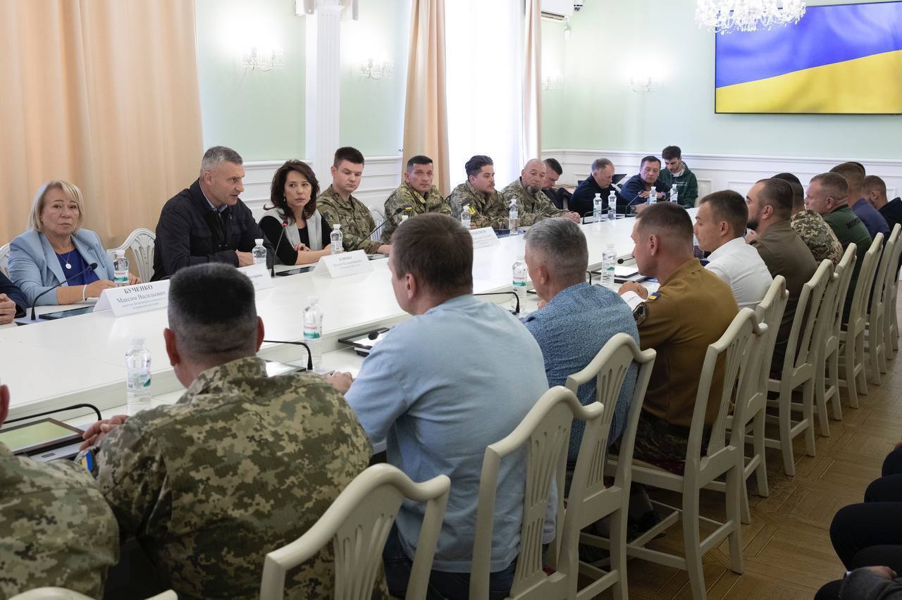 Кличко зустрівся зі військовими-киянами, які повернулися із полону РФ. Фото