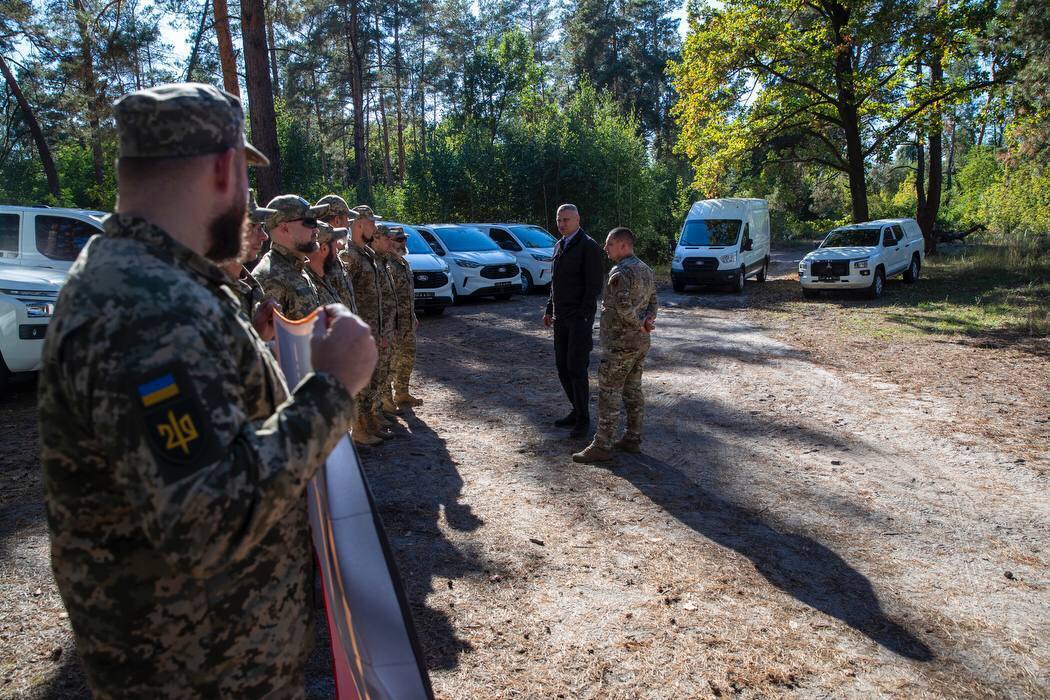 Кличко передав бійцям&nbsp;на фронт від Києва нову партію дронів та автівок