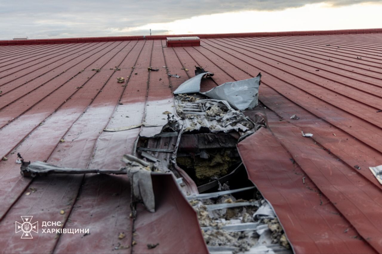 У Харкові ворожий дрон влучив у дах магазину: пошкоджено автобус, є постраждалі. Фото