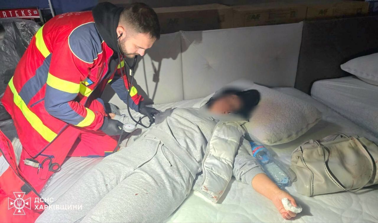 У Харкові ворожий дрон влучив у дах магазину: пошкоджено автобус, є постраждалі. Фото