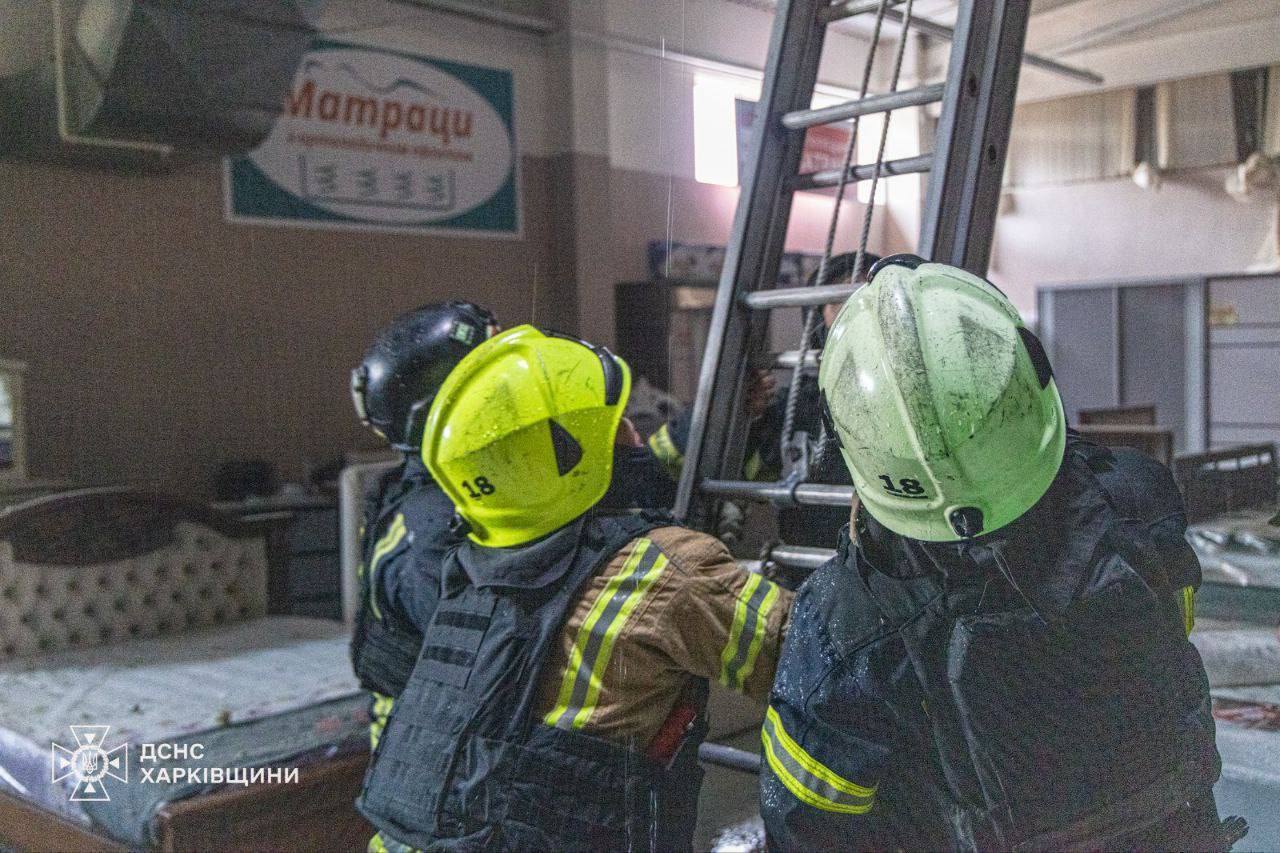 У Харкові ворожий дрон влучив у дах магазину: пошкоджено автобус, є постраждалі. Фото