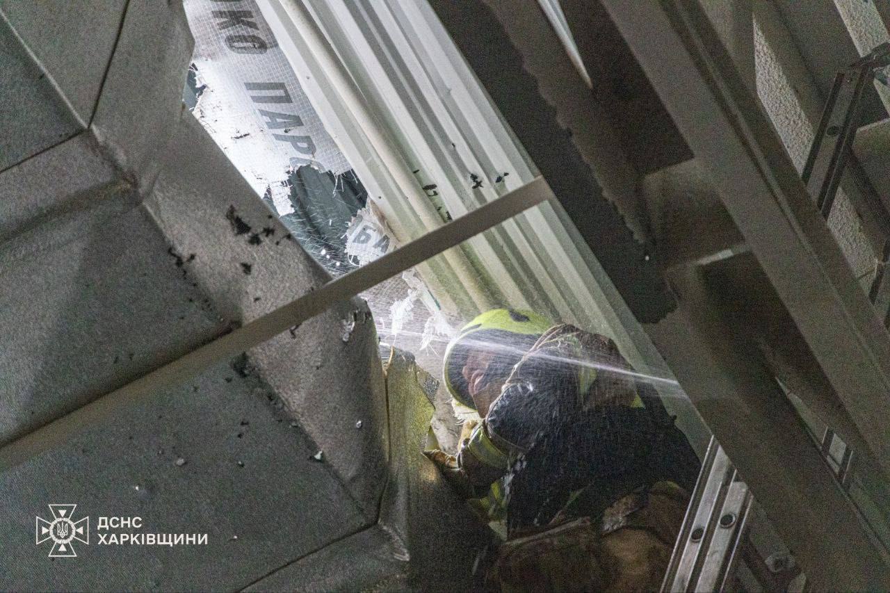 У Харкові ворожий дрон влучив у дах магазину: пошкоджено автобус, є постраждалі. Фото