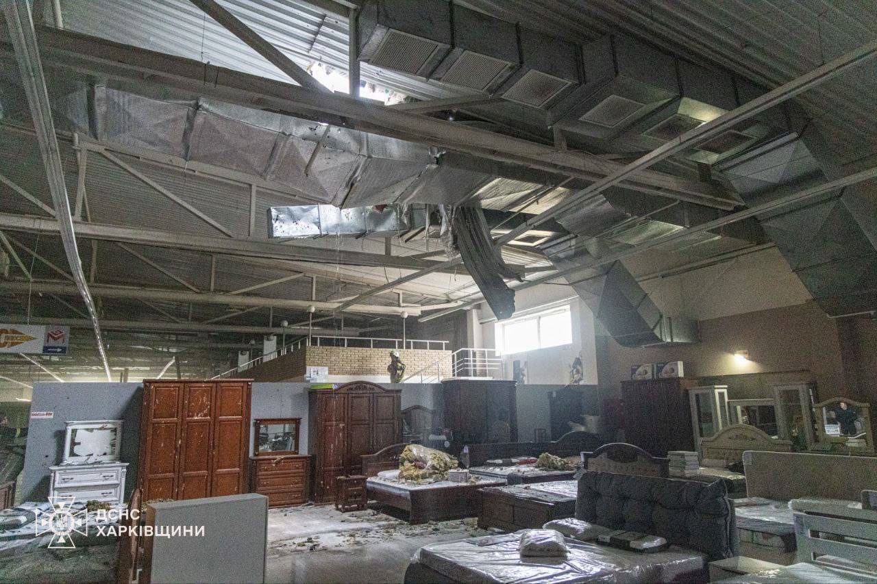 У Харкові ворожий дрон влучив у дах магазину: пошкоджено автобус, є постраждалі. Фото