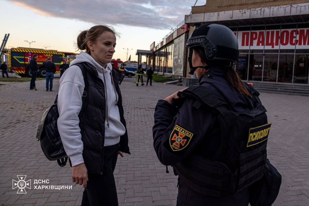 У Харкові ворожий дрон влучив у дах магазину: пошкоджено автобус, є постраждалі. Фото