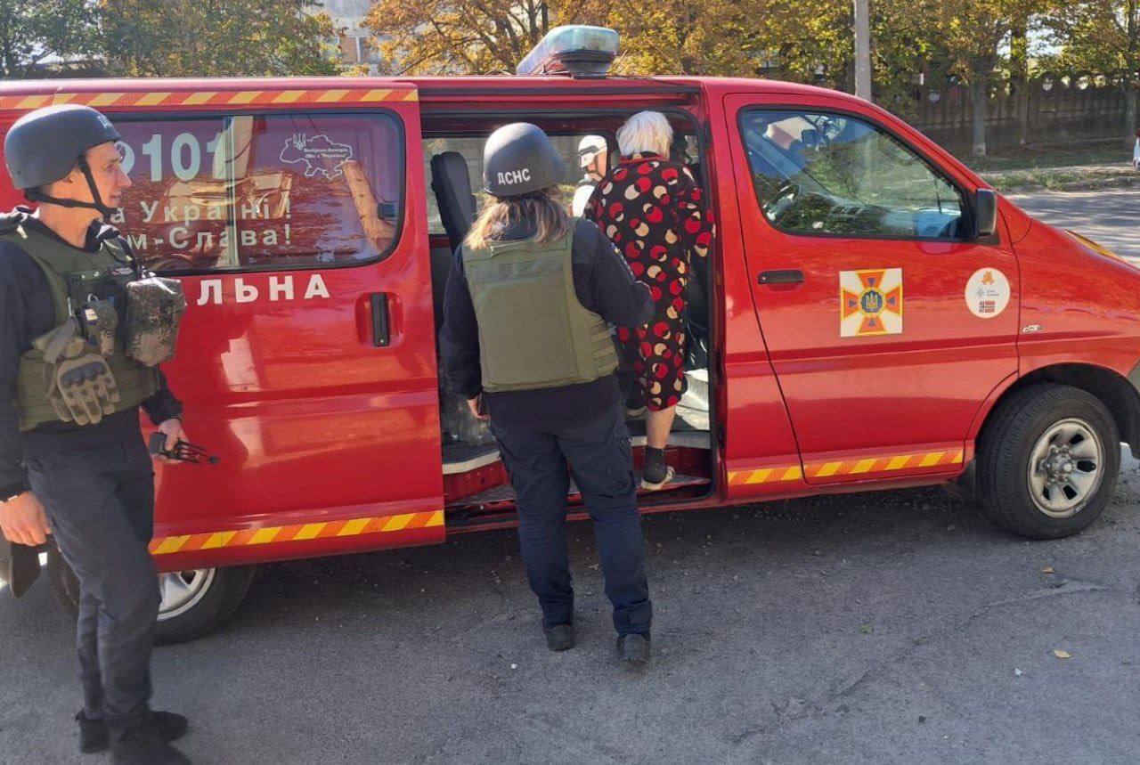 Окупанти атакували Дніпропетровщину: п'ятеро постраждалих, пошкоджені будинки і авто. Фото