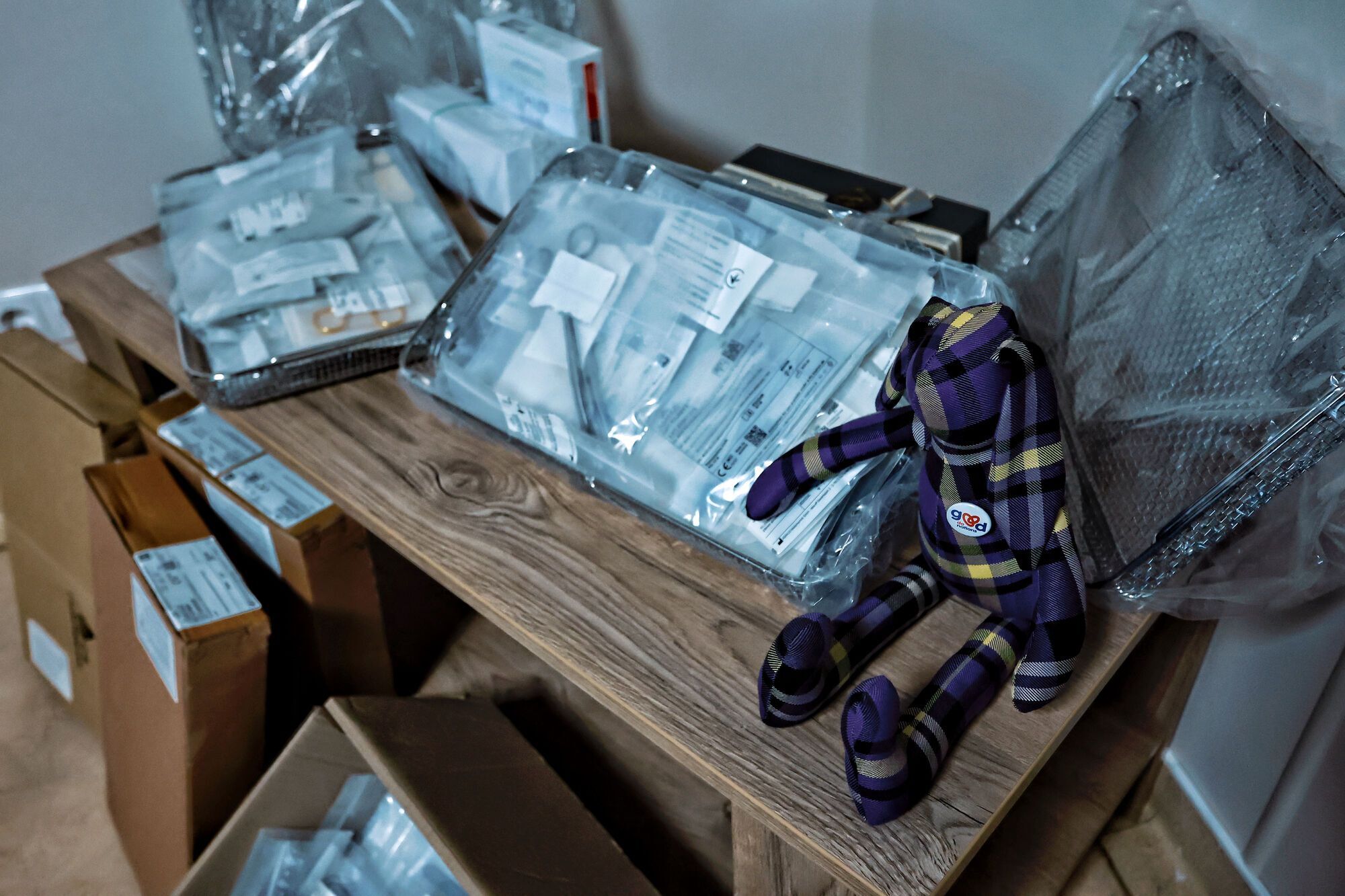 The Rasmus совместно с Good Donations и Atlas Festival передали в "Охматдет" специальные хирургические инструменты на 3,5 млн грн