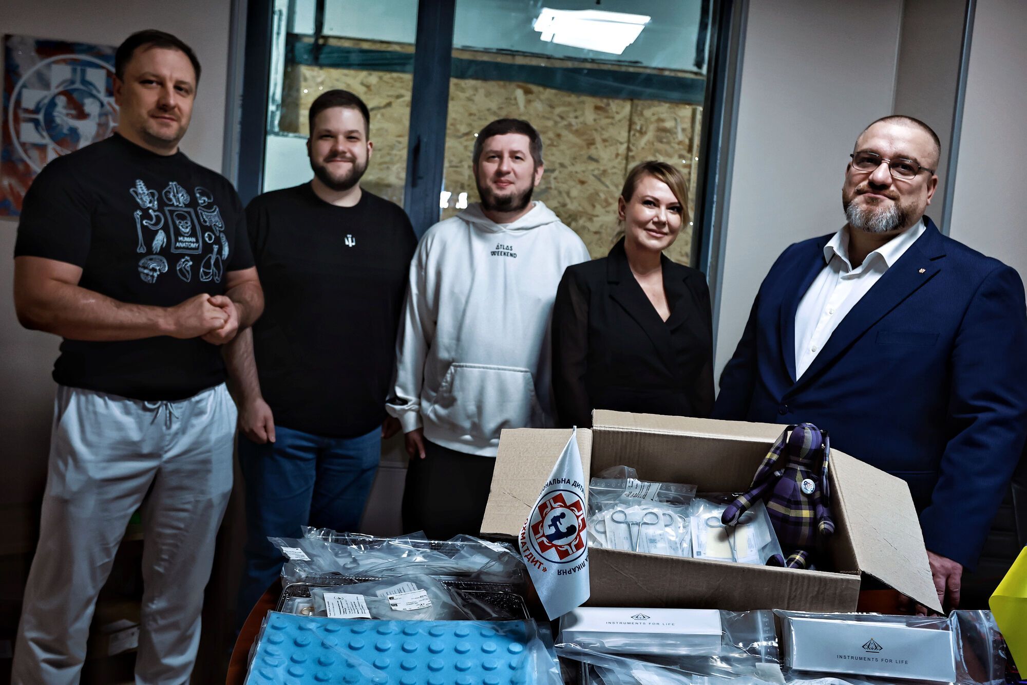 The Rasmus совместно с Good Donations и Atlas Festival передали в "Охматдет" специальные хирургические инструменты на 3,5 млн грн