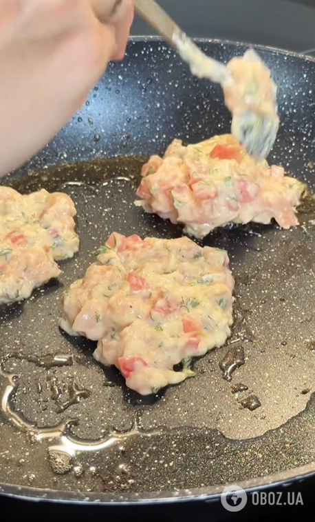 Сочные рубленые котлеты из куриного филе: добавьте помидоры и много сыра