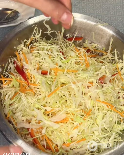 Як смачно приготувати "швидку" мариновану капусту з перцем і морквою: їсти можна через добу