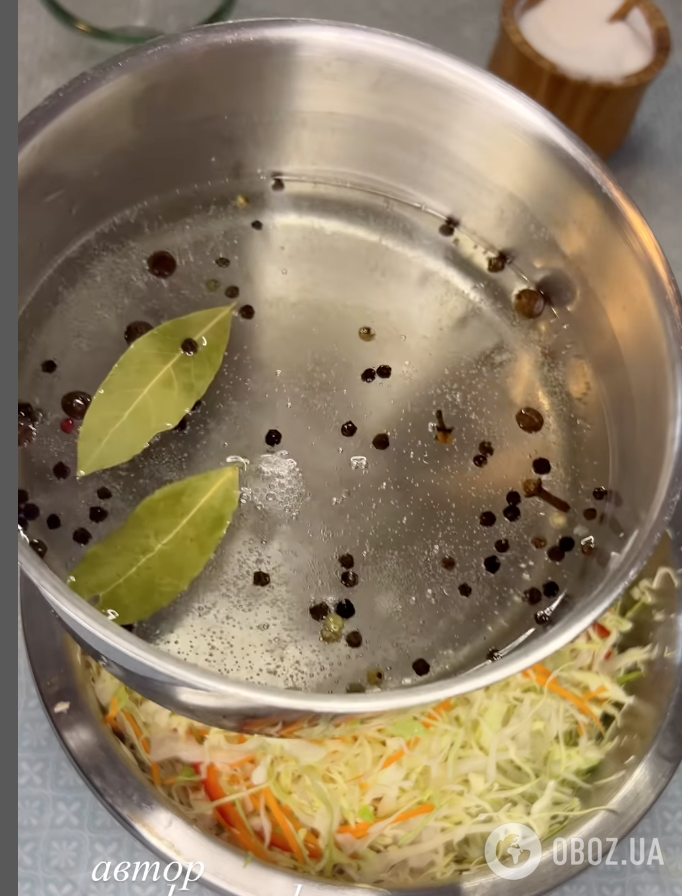 Як смачно приготувати "швидку" мариновану капусту з перцем і морквою: їсти можна через добу