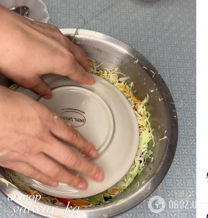 Як смачно приготувати "швидку" мариновану капусту з перцем і морквою: їсти можна через добу