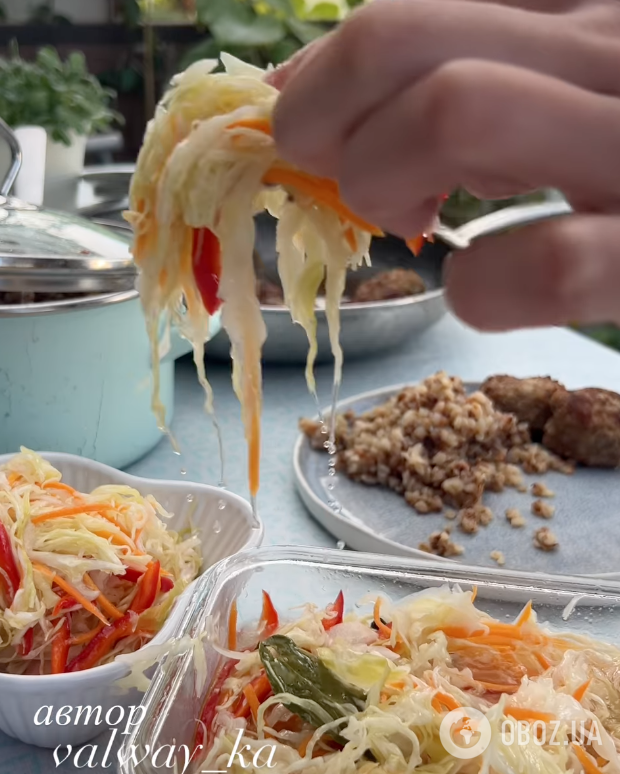 Як смачно приготувати "швидку" мариновану капусту з перцем і морквою: їсти можна через добу