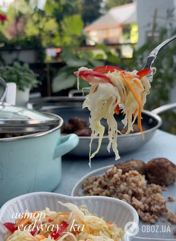 Як смачно приготувати "швидку" мариновану капусту з перцем і морквою: їсти можна через добу