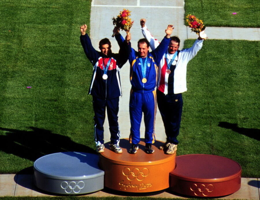 Український чемпіон зі старою рушницею встановив вічний рекорд Олімпіад: історичне "золото" одесита, який ночував у "контейнері" і змагається у 57