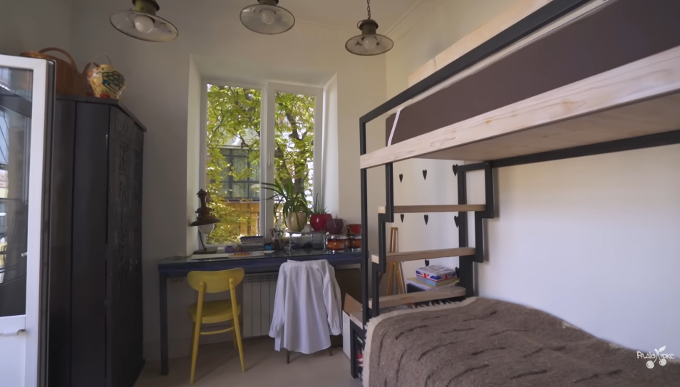 Стулья-бочки, стол из дверей и старый "хлам": Ирена Карпа поразила дизайнерским ремонтом в "винтажной" квартире за $103 тысячи