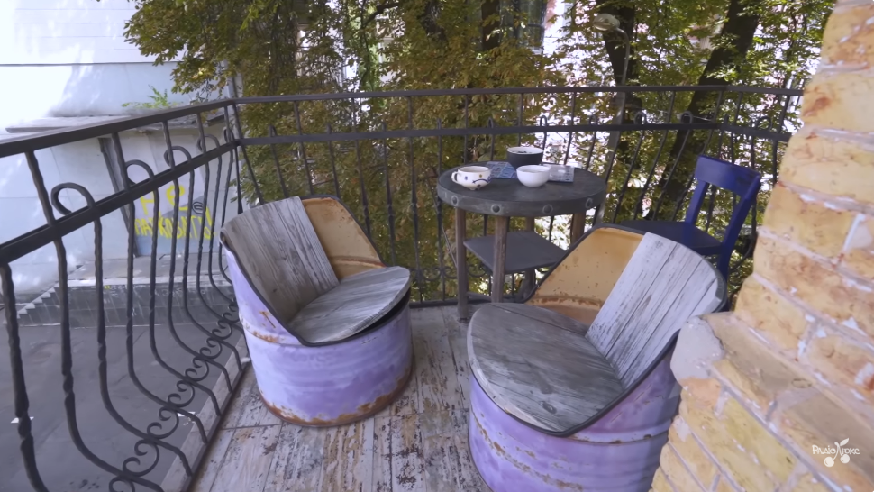 Стулья-бочки, стол из дверей и старый "хлам": Ирена Карпа поразила дизайнерским ремонтом в "винтажной" квартире за $103 тысячи