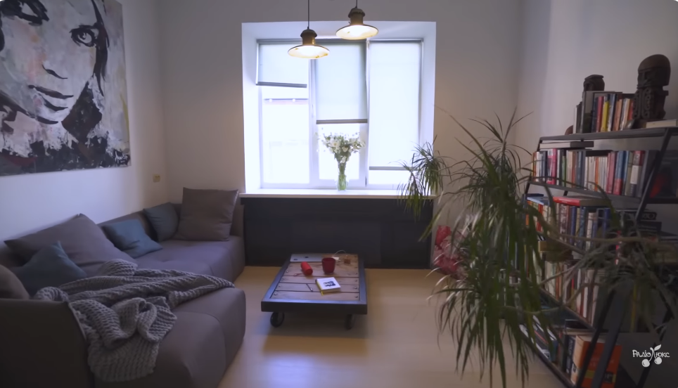 Стулья-бочки, стол из дверей и старый "хлам": Ирена Карпа поразила дизайнерским ремонтом в "винтажной" квартире за $103 тысячи