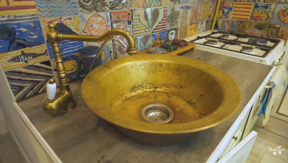 Стулья-бочки, стол из дверей и старый "хлам": Ирена Карпа поразила дизайнерским ремонтом в "винтажной" квартире за $103 тысячи