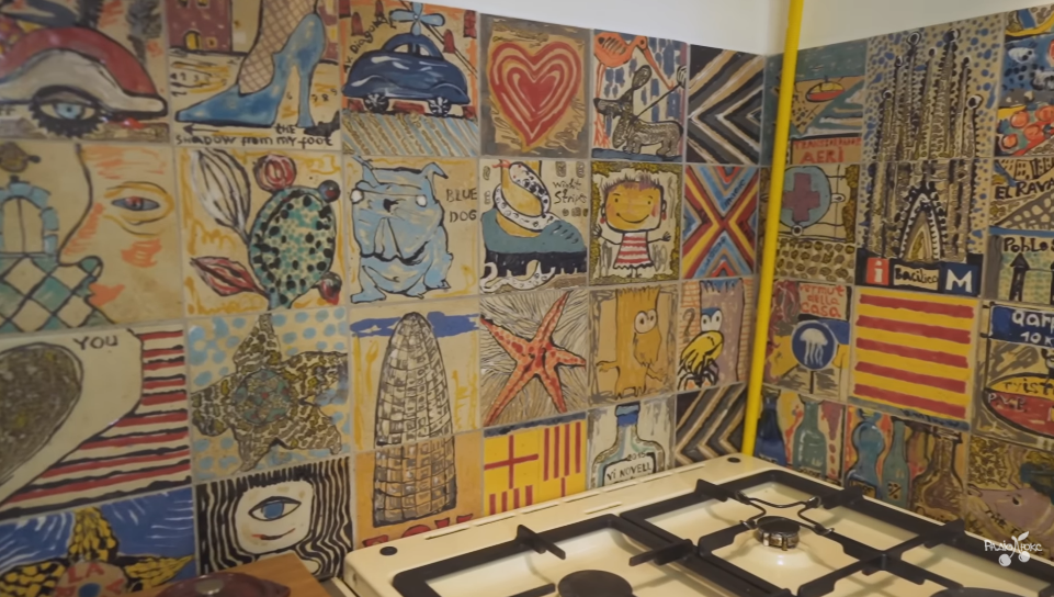 Стулья-бочки, стол из дверей и старый "хлам": Ирена Карпа поразила дизайнерским ремонтом в "винтажной" квартире за $103 тысячи