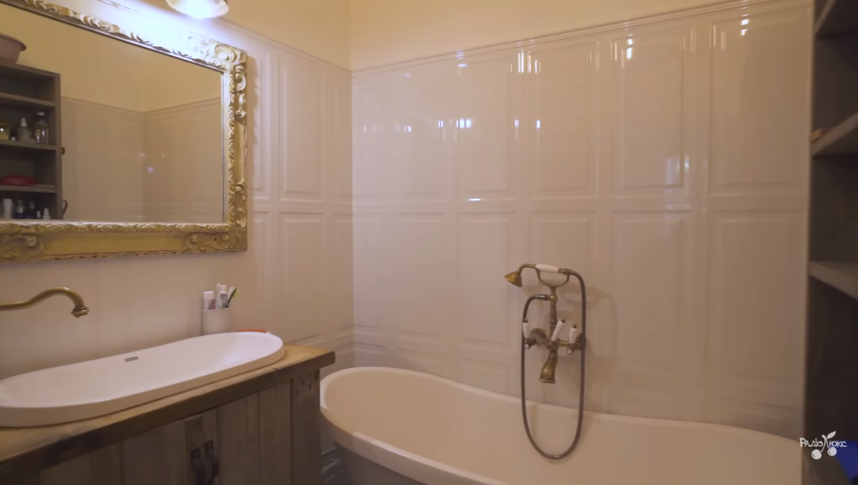 Стулья-бочки, стол из дверей и старый "хлам": Ирена Карпа поразила дизайнерским ремонтом в "винтажной" квартире за $103 тысячи