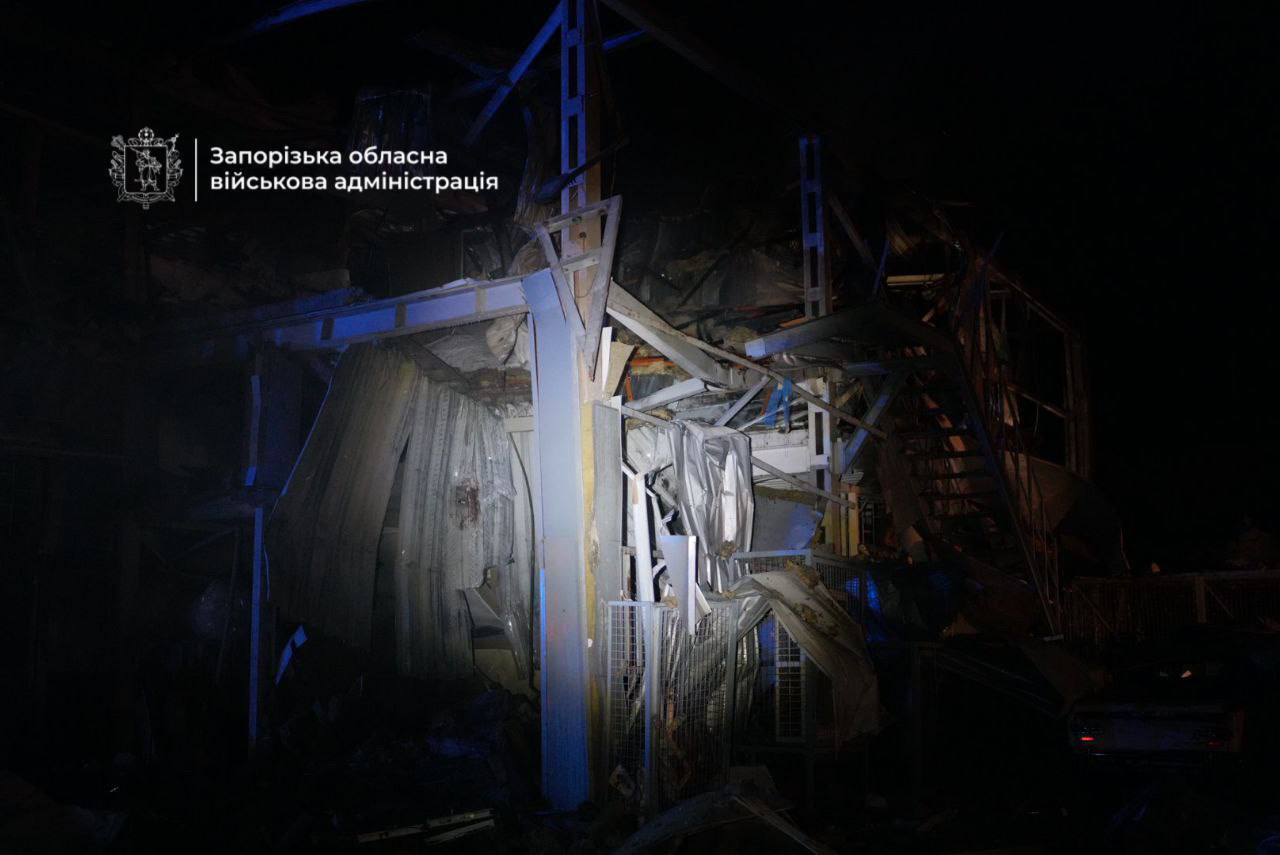 Россия ударила по магазину в Запорожье: люди были без света половину суток. Фото и видео