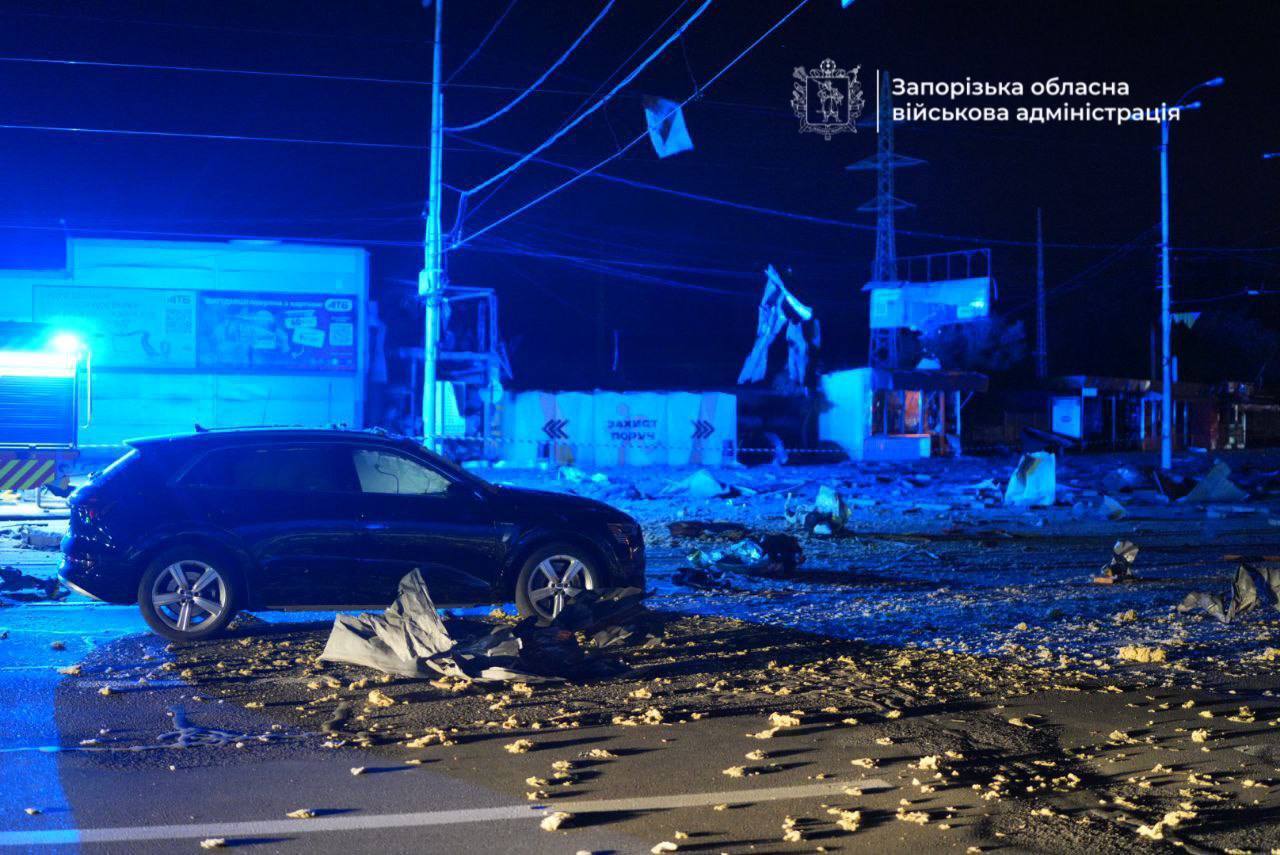 Россия ударила по магазину в Запорожье: люди были без света половину суток. Фото и видео