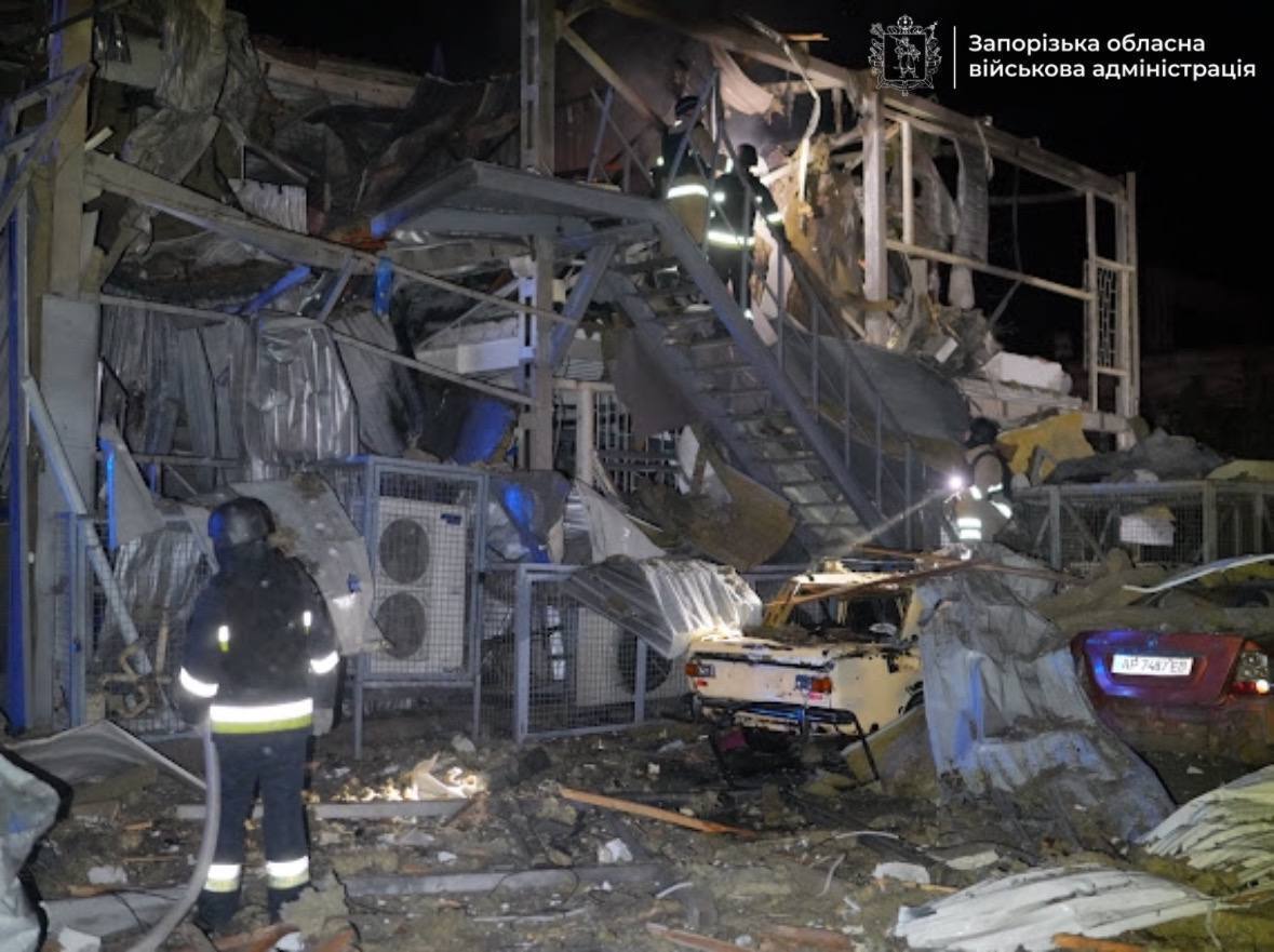 Россия ударила по магазину в Запорожье: люди были без света половину суток. Фото и видео