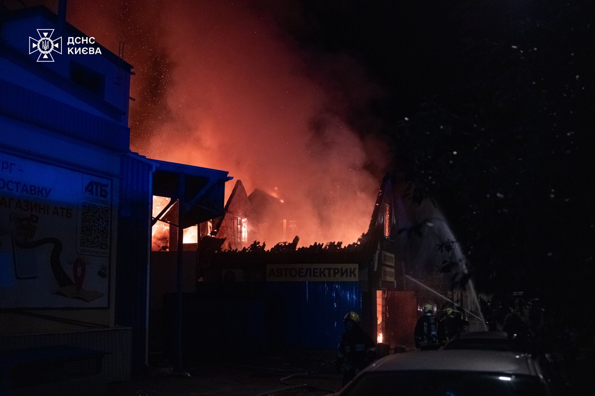 В Киеве произошел масштабный пожар: горели СТО и частный дом. Фото и видео