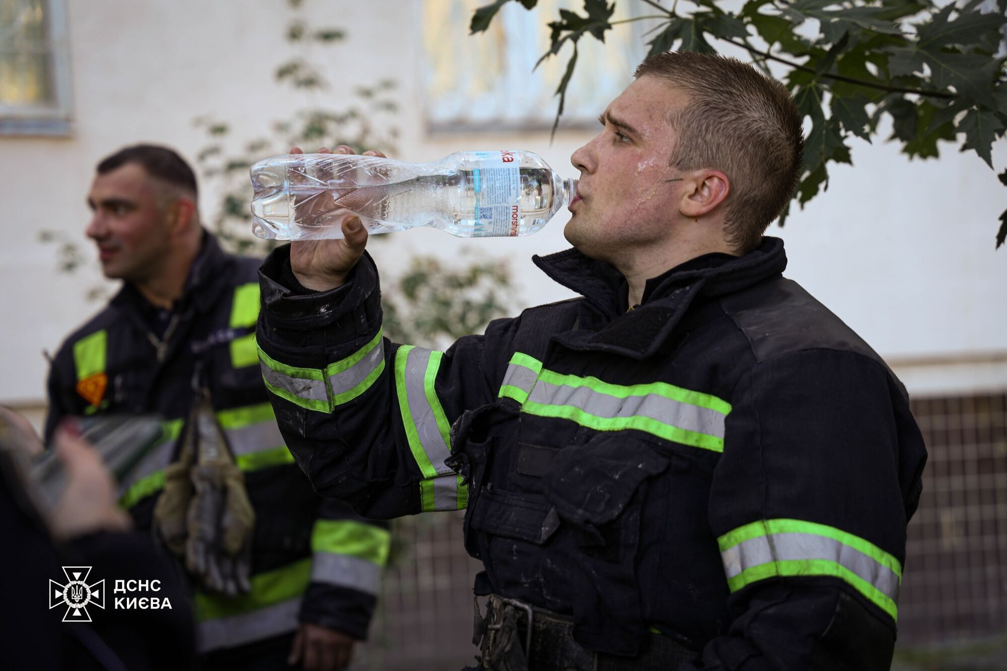 У Києві сталась пожежа в багатоповерхівці: постраждала дитина. Подробиці, фото та відео