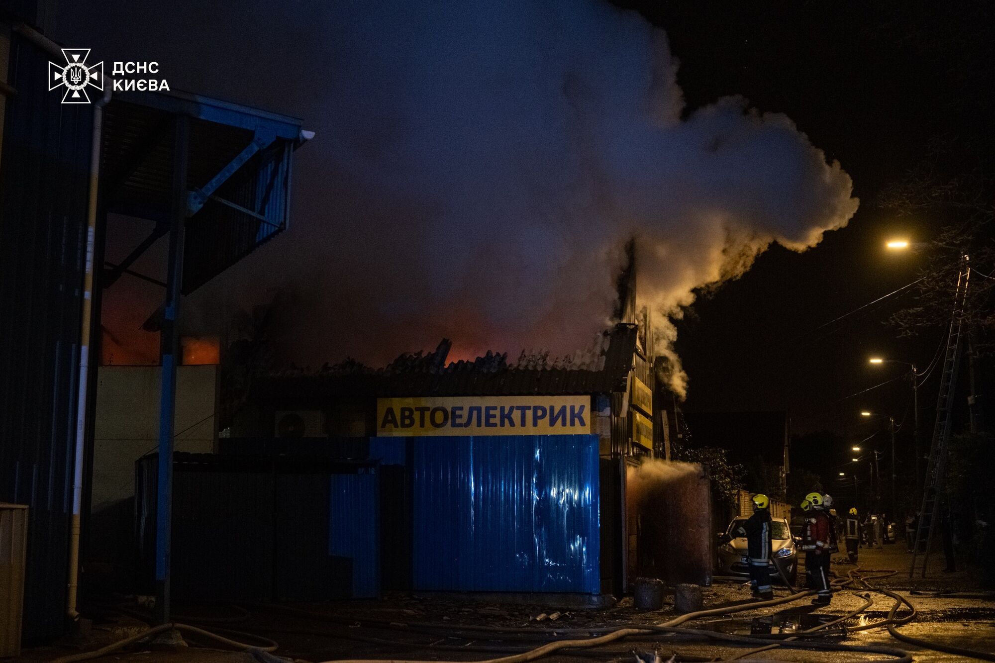 В Киеве произошел масштабный пожар: горели СТО и частный дом. Фото и видео