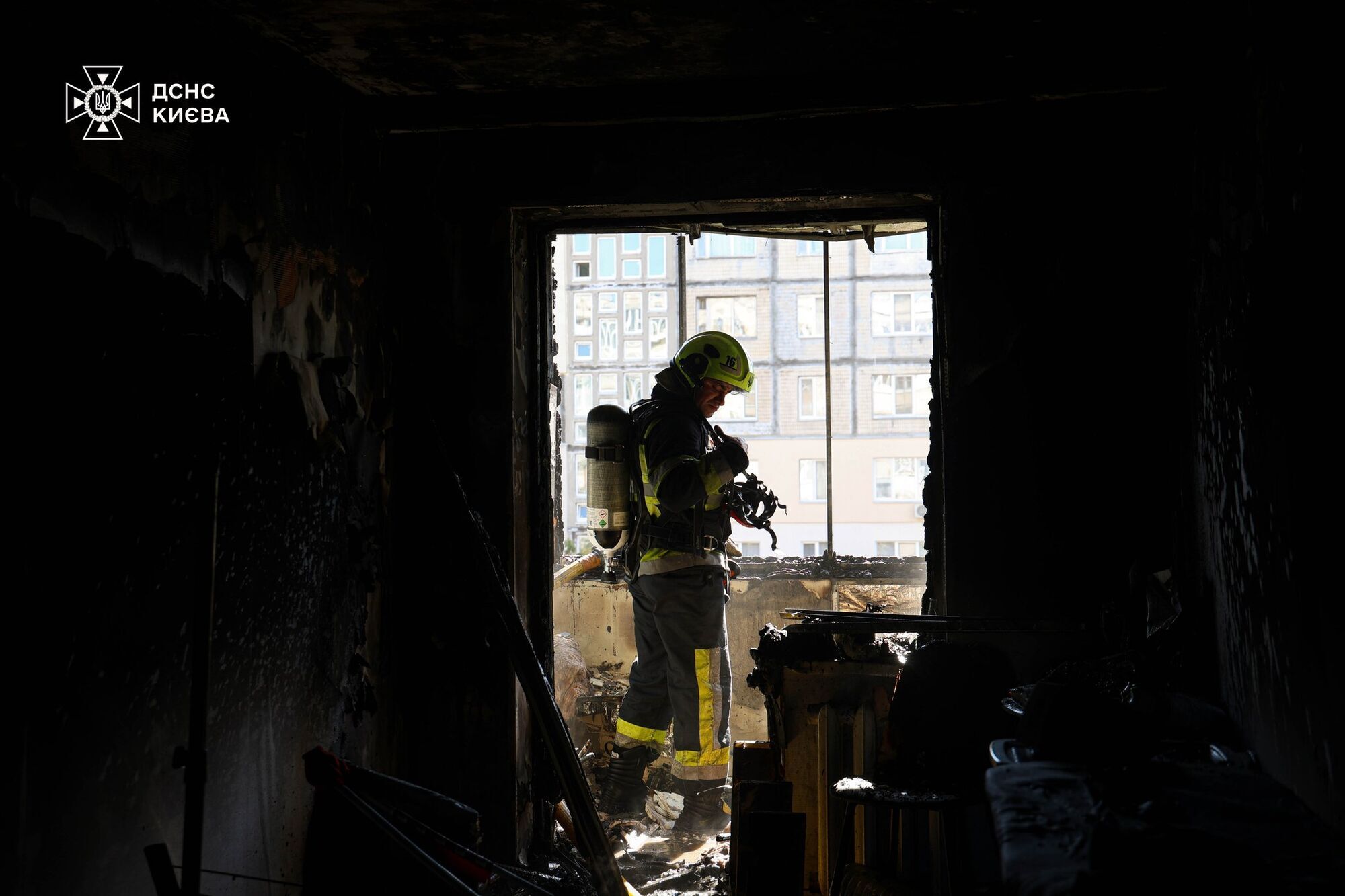 У Києві сталась пожежа в багатоповерхівці: постраждала дитина. Подробиці, фото та відео