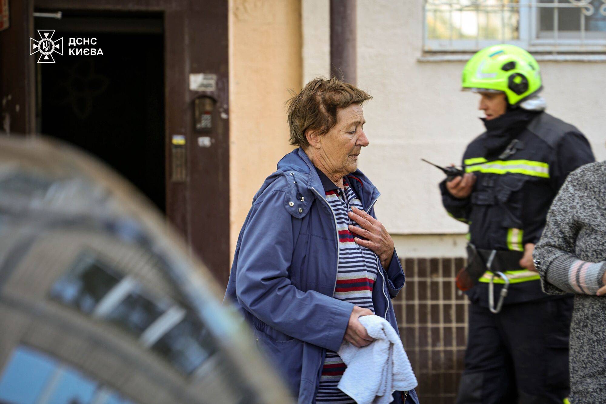 У Києві сталась пожежа в багатоповерхівці: постраждала дитина. Подробиці, фото та відео